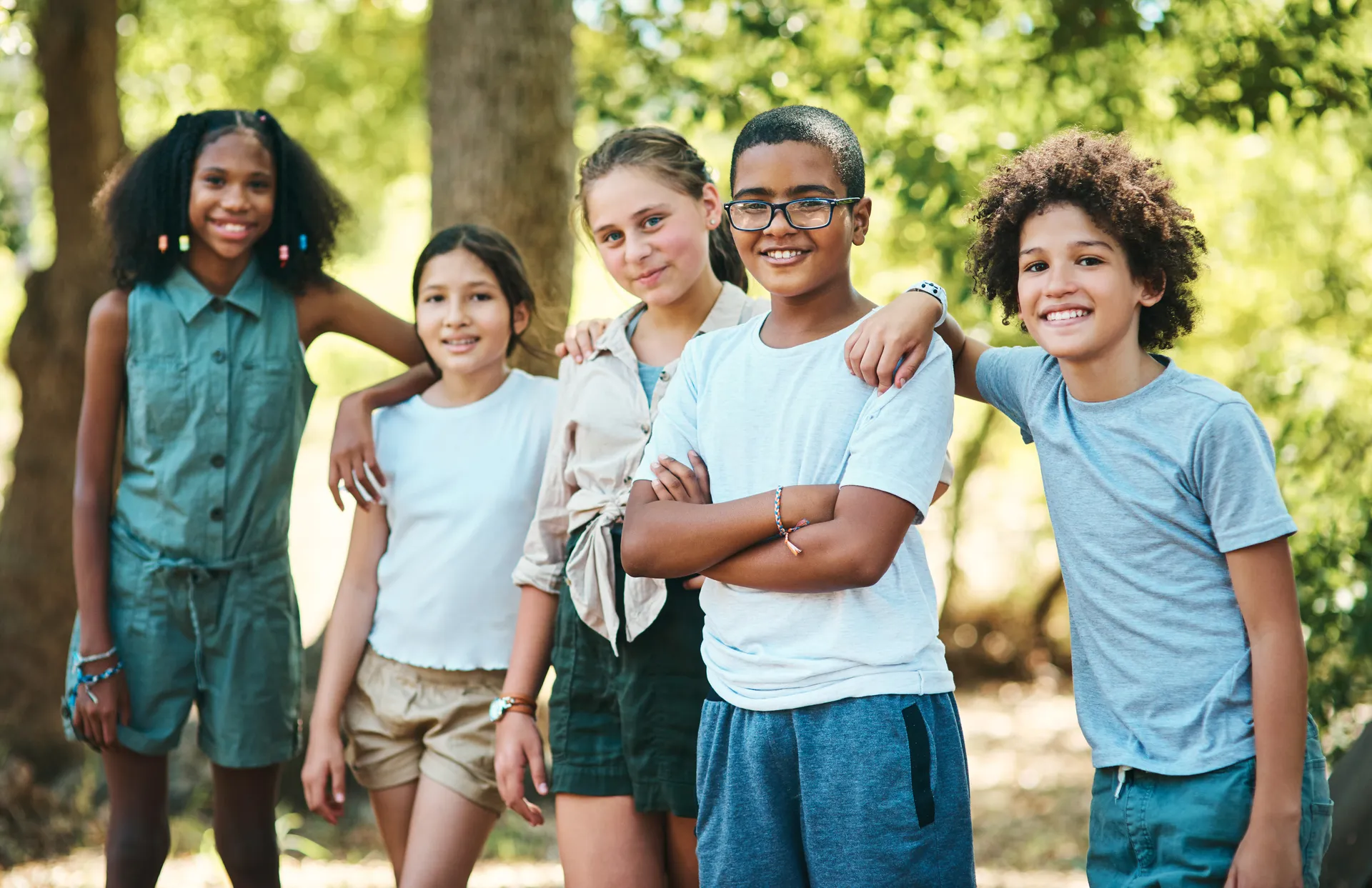 Adolescentes se abraçando ao ar livre