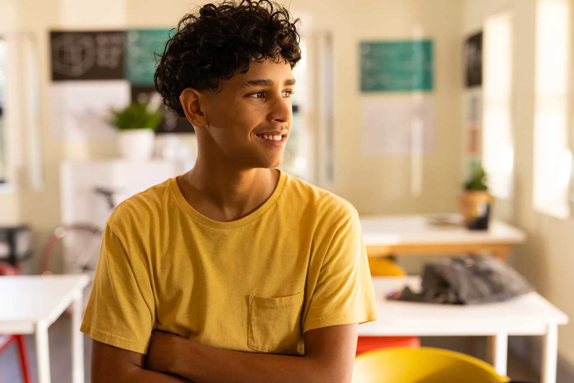 Adolescente sorrindo em sala de aula