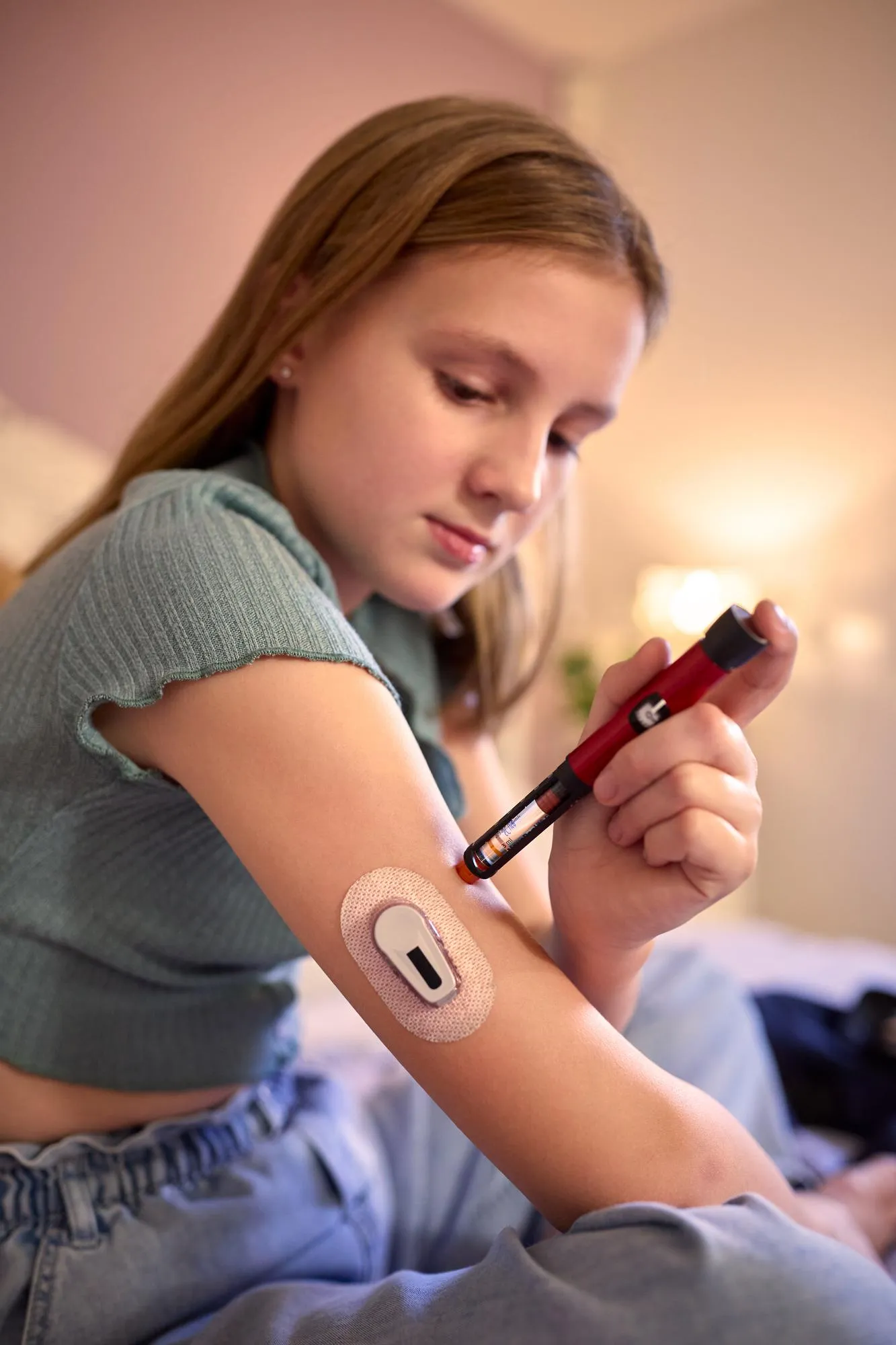 Adolescente aplicando insulina no braço