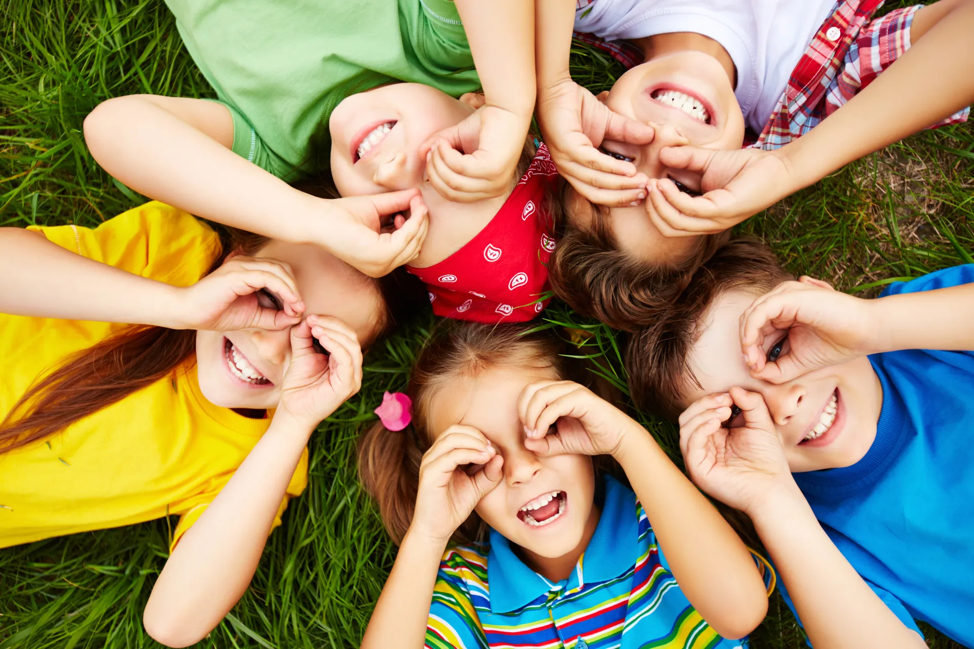 Crianças de 3 a 9 anos brincando