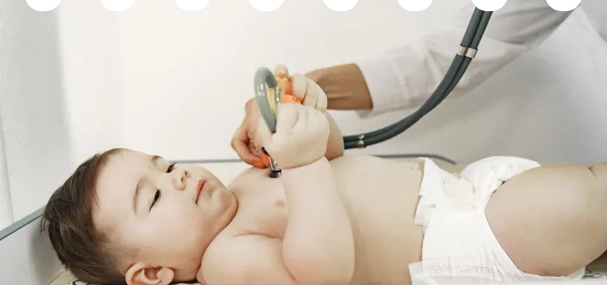 Bebê sendo examinado